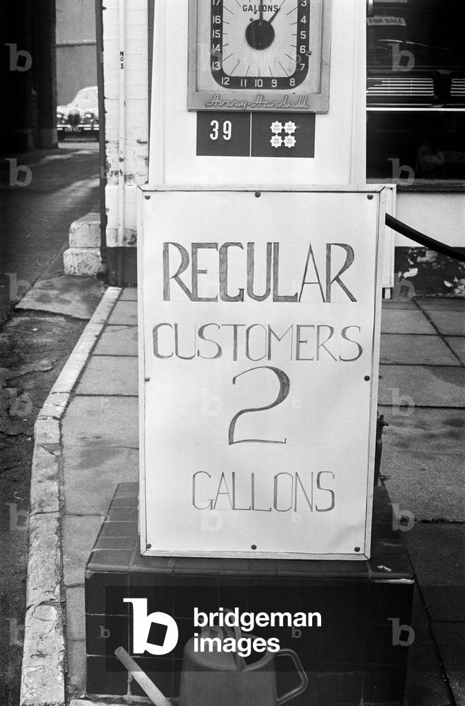 Premier choc petrolier - Fuel Shortages and Fuel Rationing Signs, Bearwood, Birmingham, Tuesday 4th December 1973 (b/w photo)