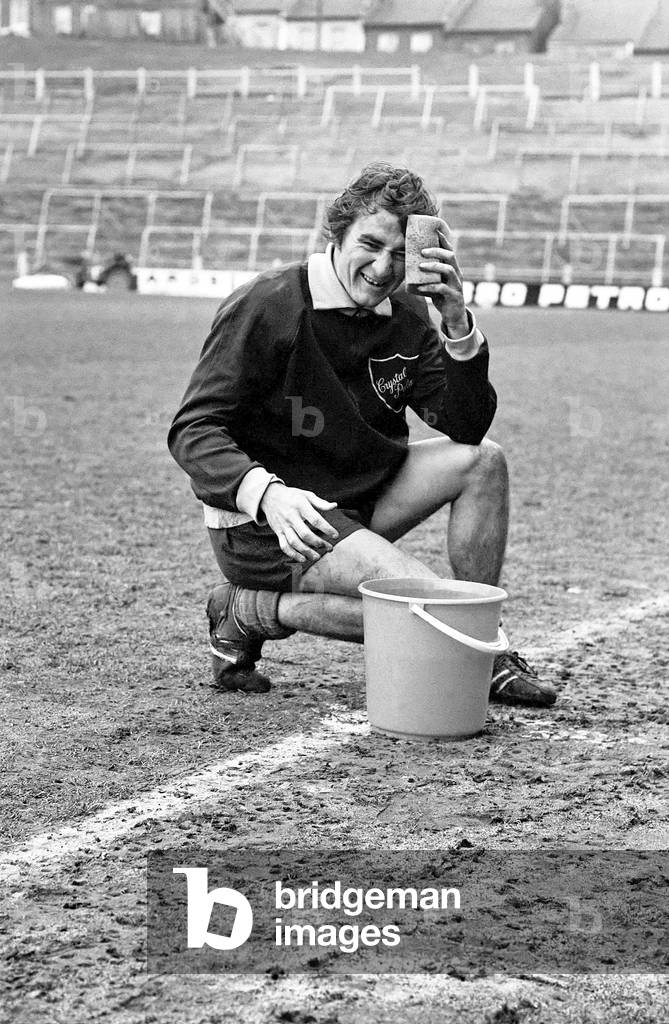 Sport Football Team Training: Crystal Palace F. C. prepare for their big match at Selhurst, against promotion rivals Derby County. Steve Kember sponges off the sweat with a cold sponge. December 1969 (photo)