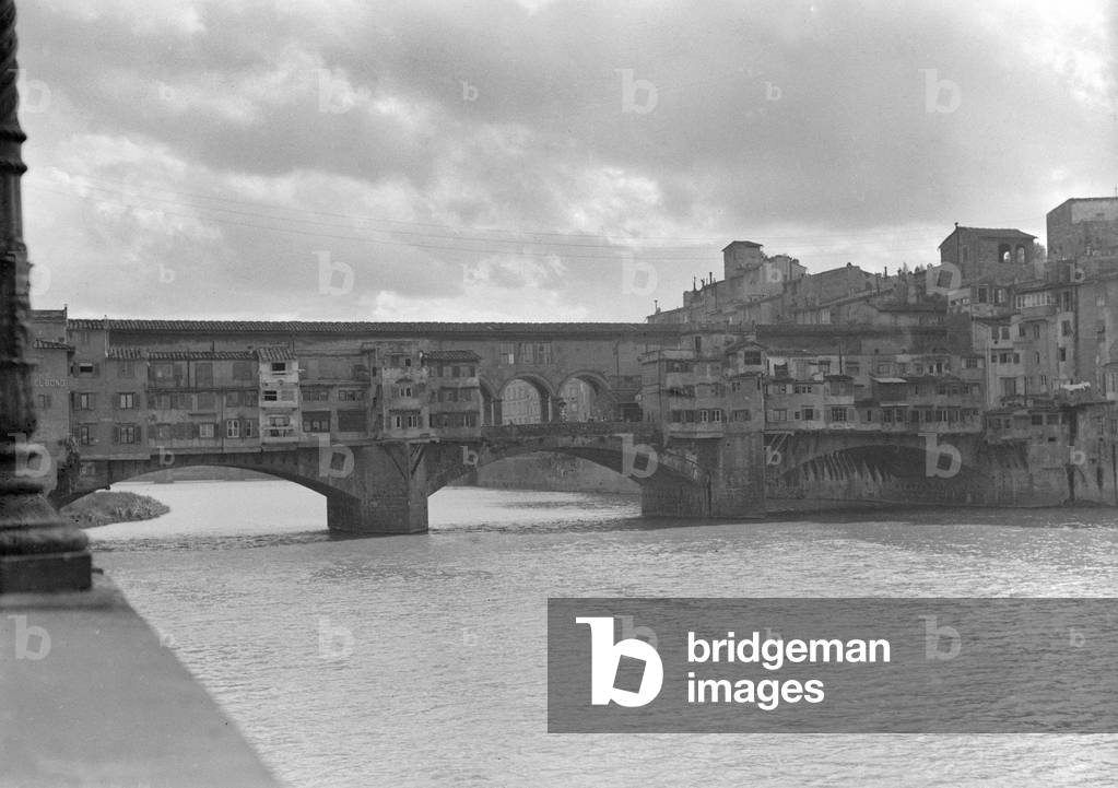 The Ponte Vecchio crossing the River Arno in Florence, c. 1925 (b/w photo)