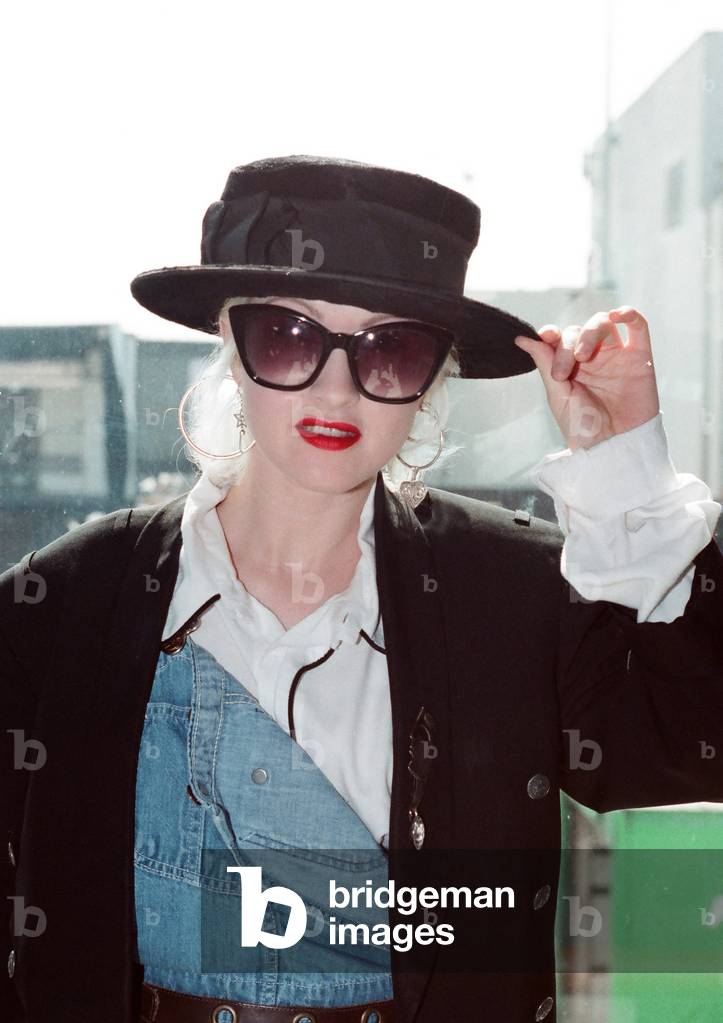 Cyndi Lauper American singer songwriter arrives at London Heathrow Airport (from Milan) May 1989 (photo)