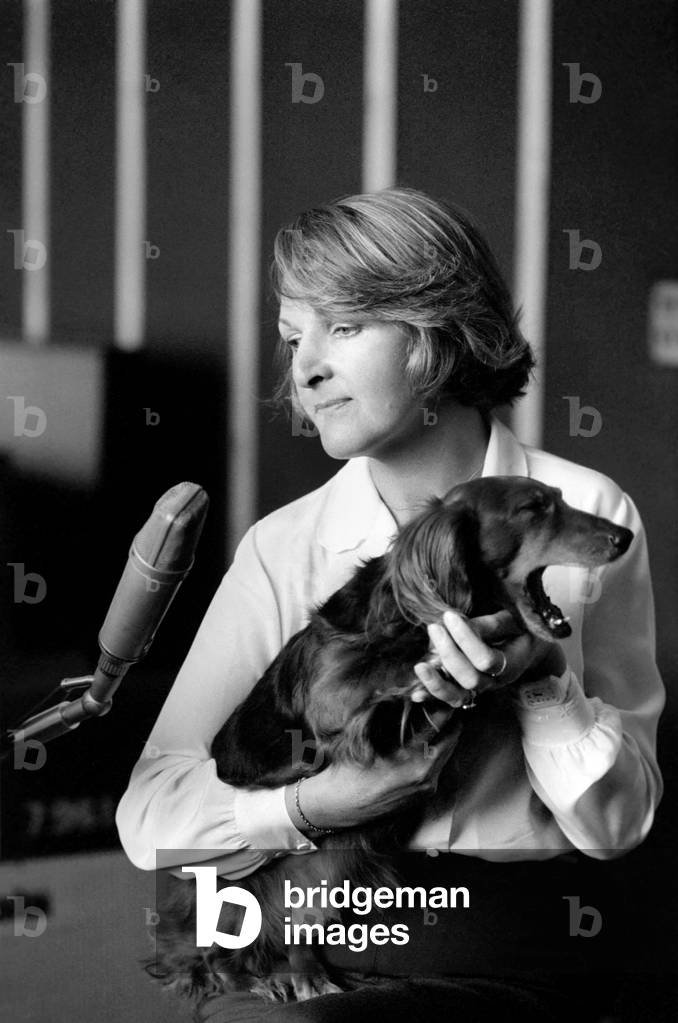 Actress Penelope Keith makes a record about a Dachsund dog, June 1980 (b/w photo)
