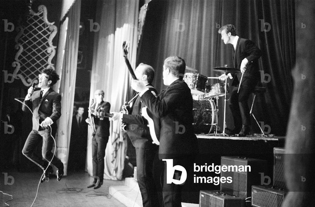 Manchester pop group Freddie and the Dreamers performing on stage at the Britannia Theatre in Great Yarmouth, Norfolk. The group consists of singer Freddie Garrity with band members Roy Crewdson, Pete Birrell, Derek Quinn and Bernie Dwyer. 8th September 1963 (b/w photo)
