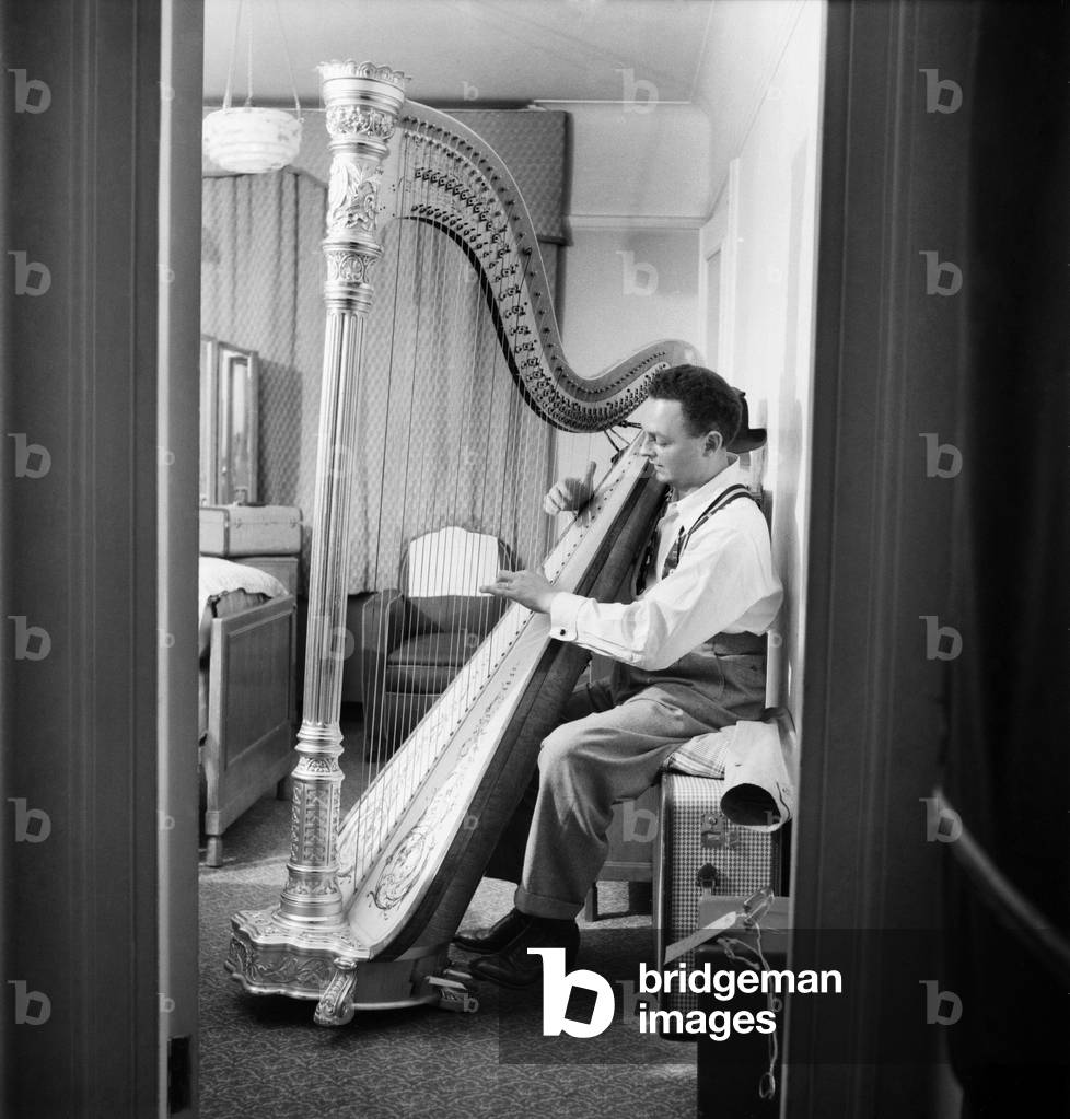 Bobby Maxwell age 29 is hot harpist from New York arrived in London  April 1953 (photo)