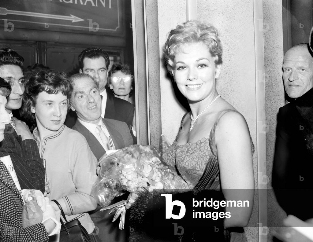 Kim Novak attends the premiere of the 'Middle of the Night.' June 1959.
