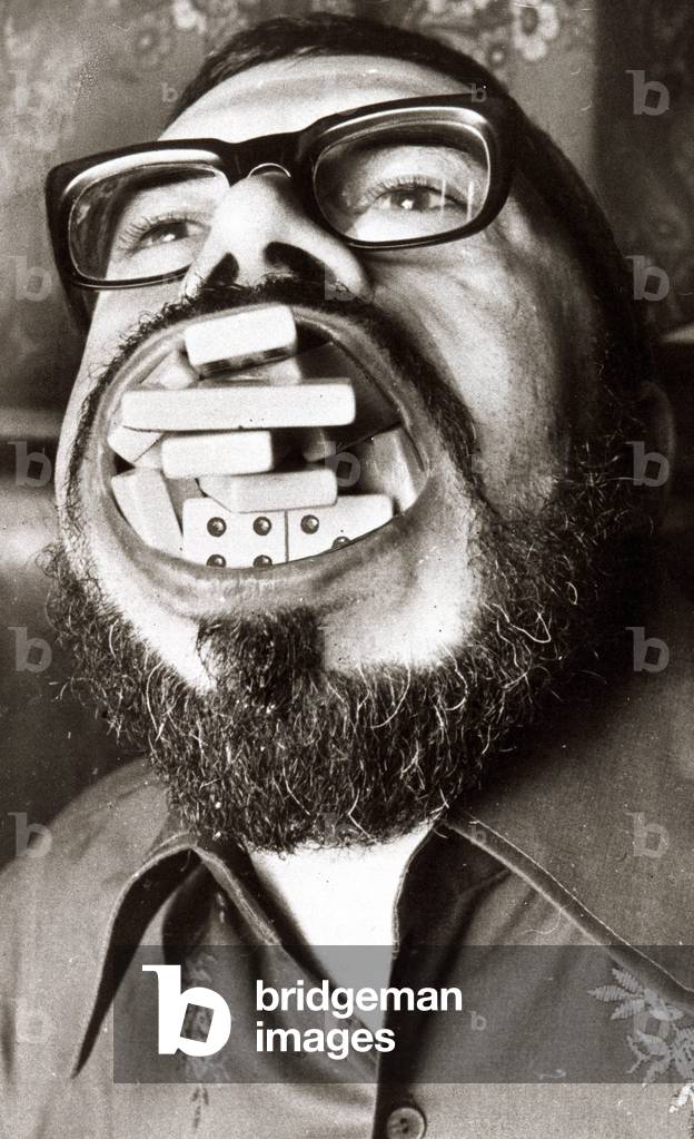 Dave Foster sets a record by cramming in 28 domino pieces into his mouth at his local pub
February 1976