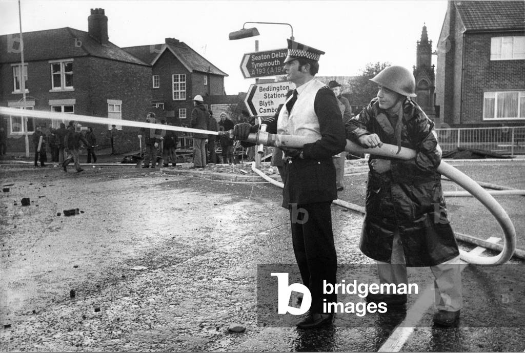 Army personnel take over the duties of the firefighter during the firemen's strike in 1977 (b/w photo)