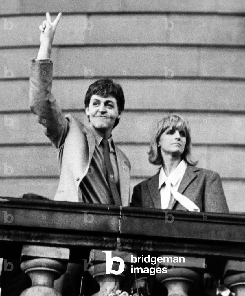 Paul McCartney awarded the title of Honorary Freedom of the City of Liverpool, pictured with Linda McCartney, 28th November 1984 (b/w photo)