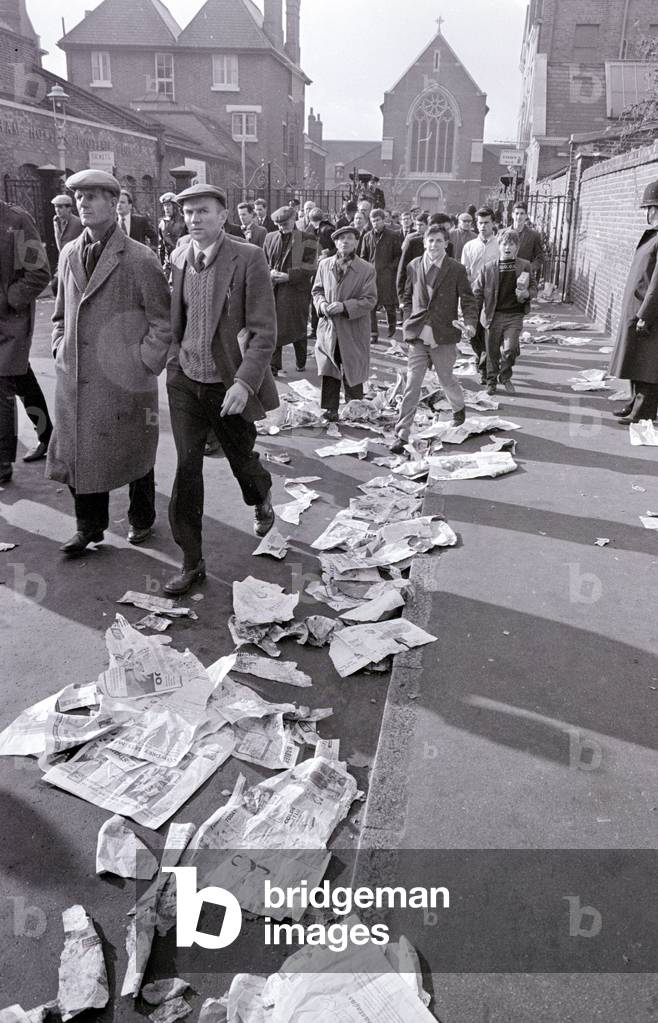 Tottenham Hotspur fans queue at White Hart Lane for tickets for their European Cup match against Rangers October 1962 (photo)