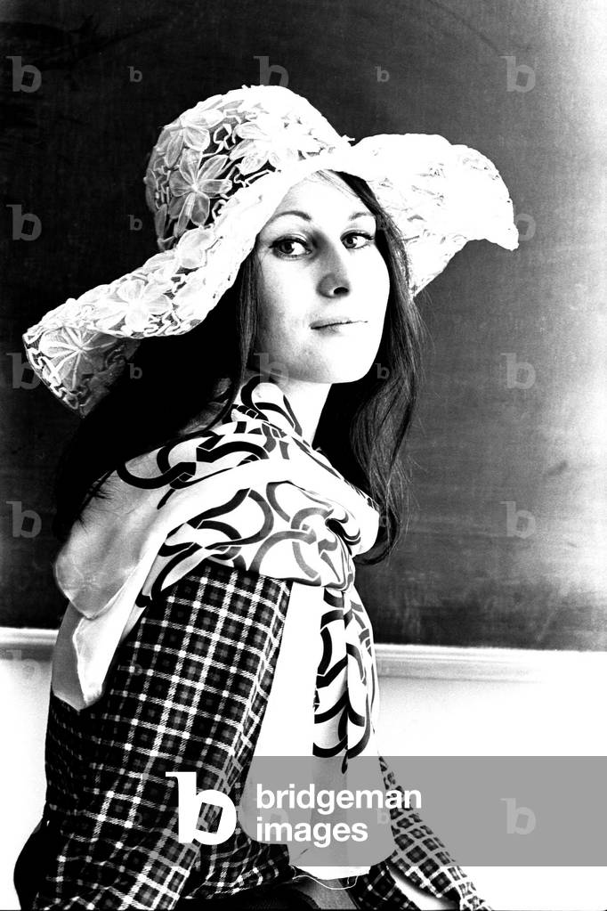 A model posing with a floppy hat, April 1971 (b/w photo)