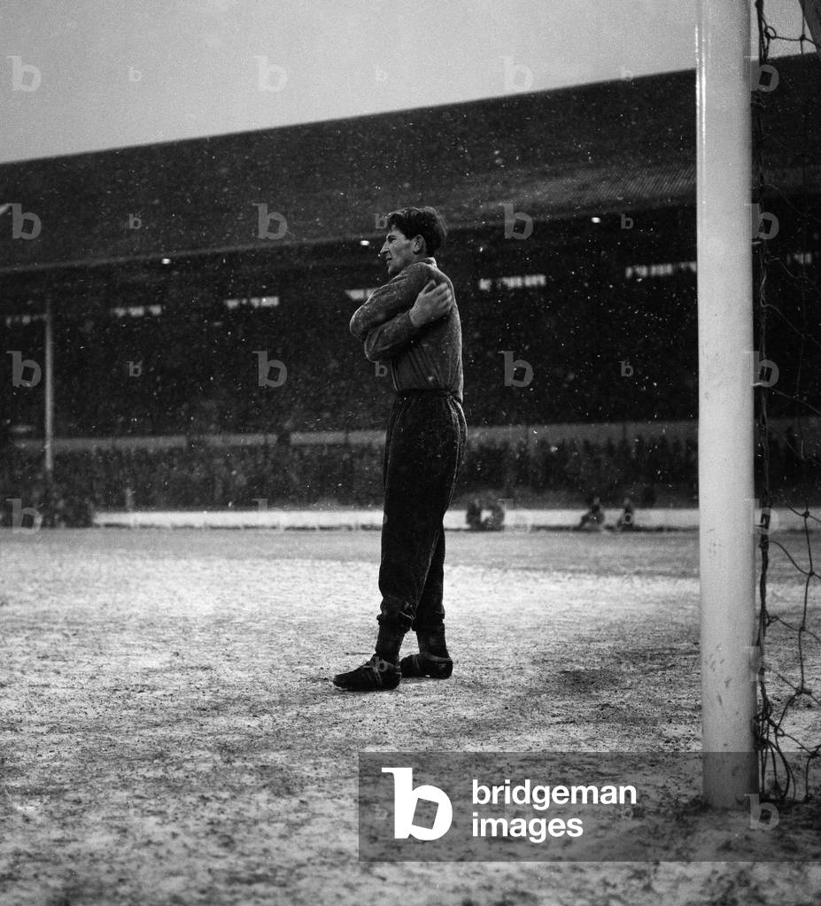 English League Division One match at White Hart Lane. Tottenham Hotspur 2 v Blackpool 0. Spurs goalkeeper Bill Brown feels the cold as the snow comes pouring down. 19th January 1963 (photo)