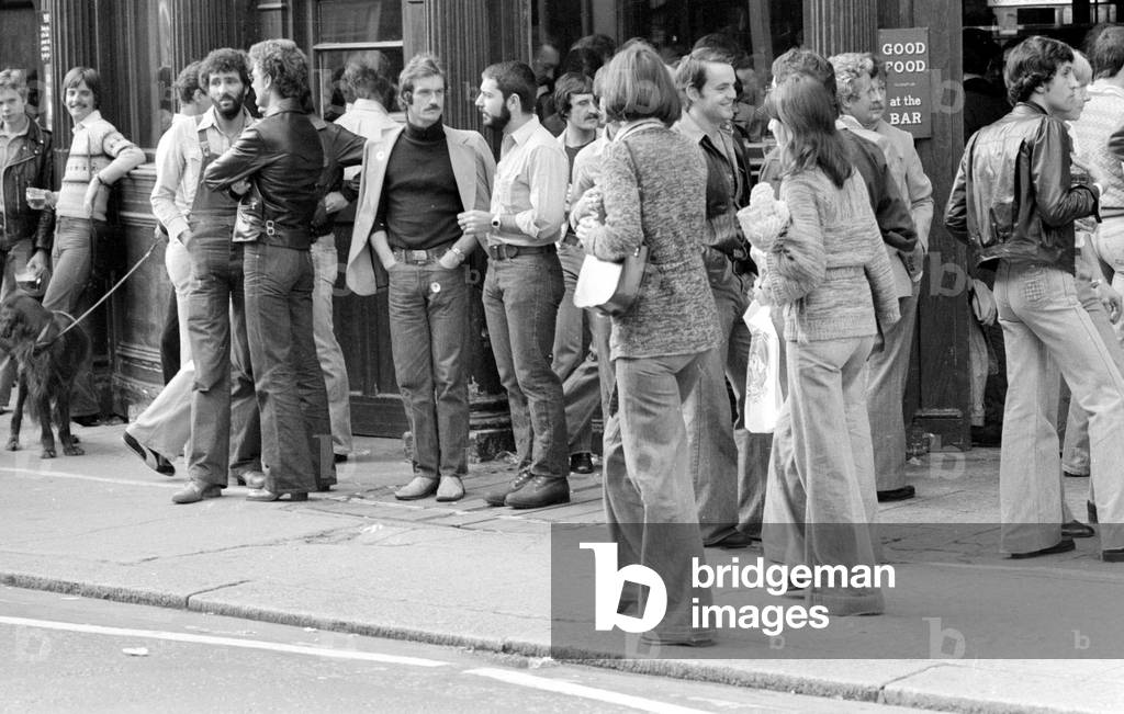 Trendy Kings Road on a Saturday afternoon and not a pair of ordinary trousers or skirt to be seen its just jeans, jeans, jeans, 10/10/1976 (b/w photo)