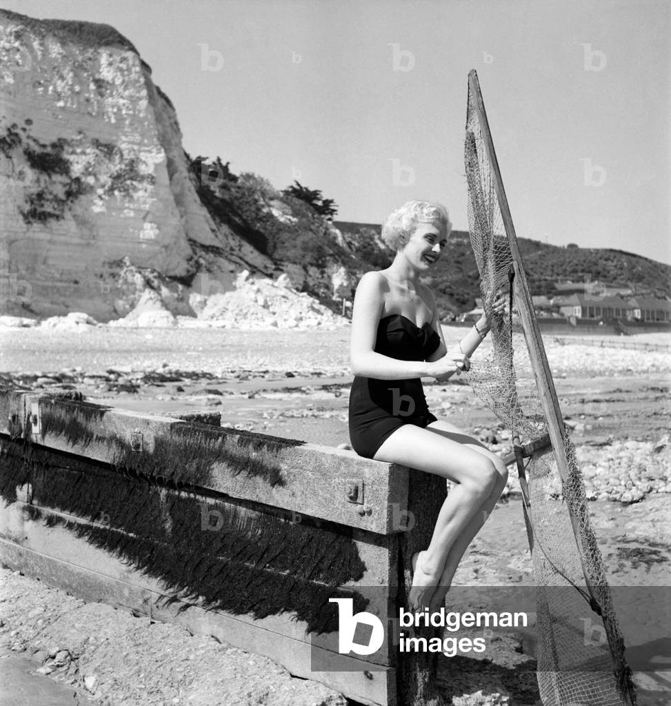 Eve Lynd American actress with shrimping net. May 1950 O24324-006
