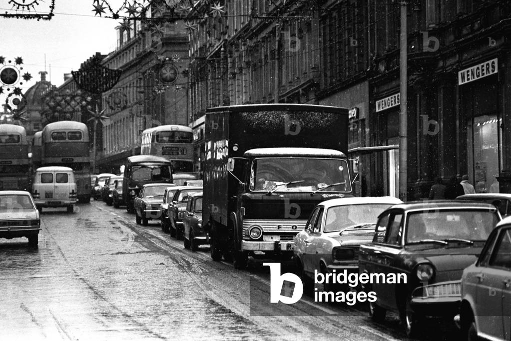 Traffic struggles against the snow on Grainger Street, Newcastle 23 November 1971 (b/w photo)