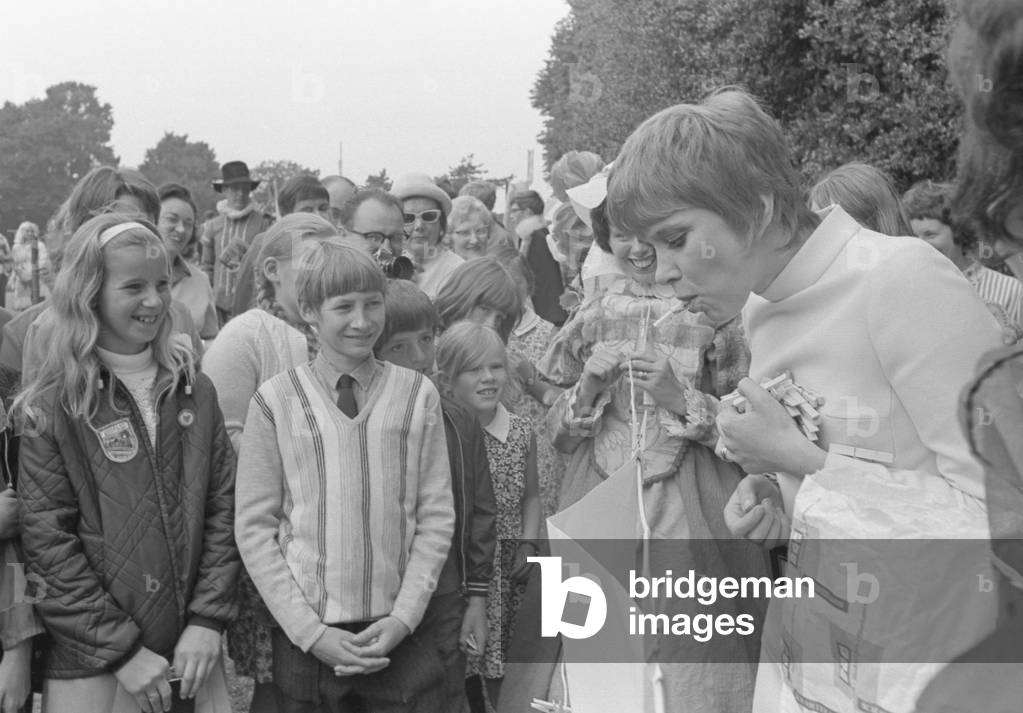 Actress Wendy Craig paid a visit to Warwick to open the Emscote Lawn School Elizabethan Fair. Miss Craig said: 