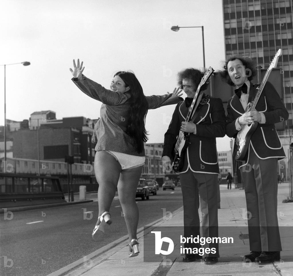 Singer Laura Devon, January 1975 (b/w photo)