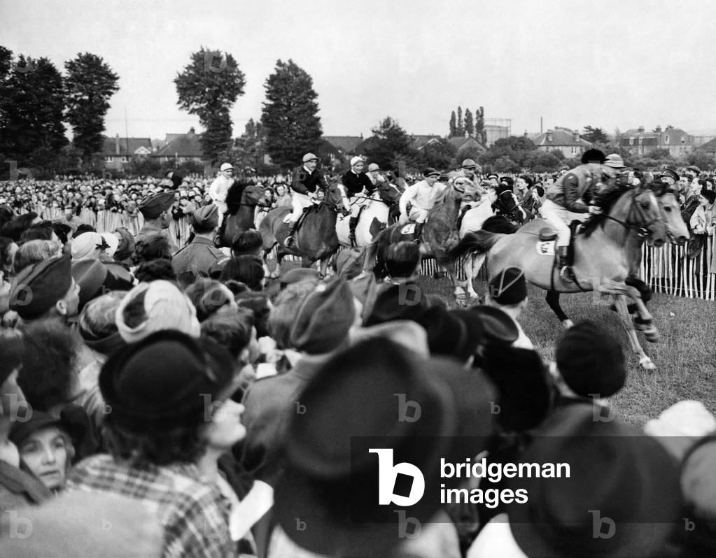 Racegoers gather at Epson to see the start of the Pony Derby. July 1943