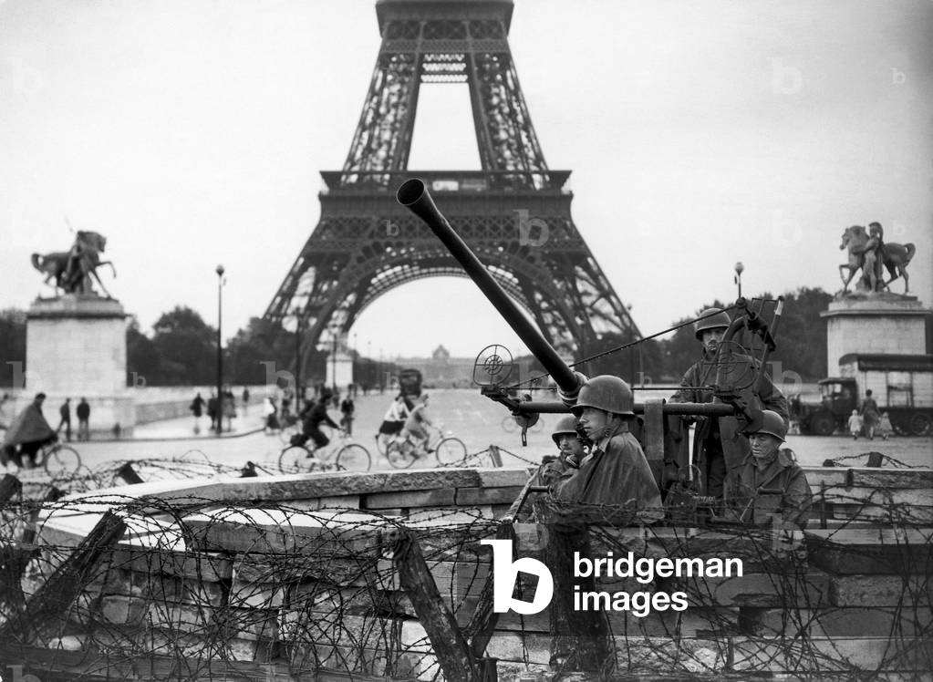 Invasion of France by Allied troops during the liberation of Europe. British Troops in Paris, by the Eiffel Tower. September 1944 (b/w photo)