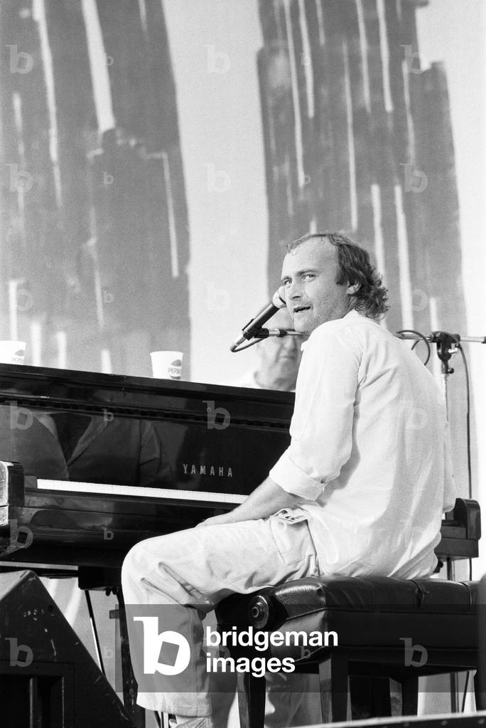 Phil Collins perforing at the Live Aid concert in Philadelphia, USA. 13th July 1985.
