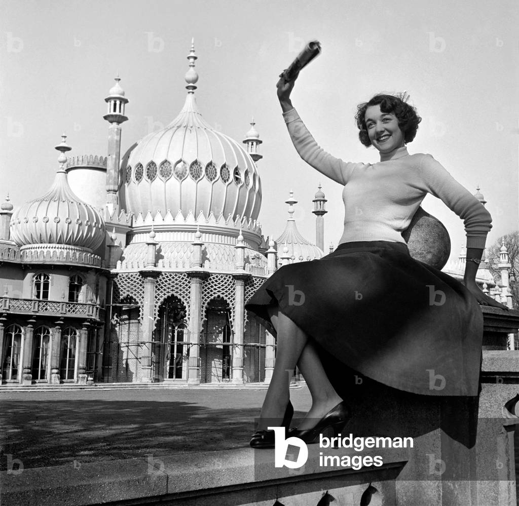 Diana Kennett, the beautiful South Coast fashion model sketching a painting is her hobby. Here she is making some studies of the domes and spires of the historic Royal Pavilion at Brighton. October 1953