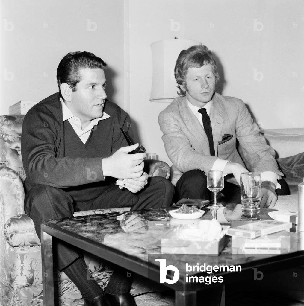 Allen Klein (left) and Andrew Loog Oldham meeting in London's Hilton Hotel discussing Klein's involvement in the management of the Rolling Stones om 24 August 1965/ Later the band joined them to discuss their affairs.