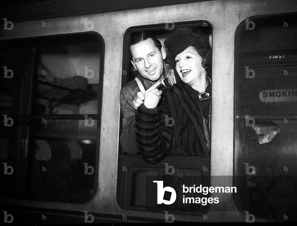 Bebe Daniels and Ben Lyon on the train.