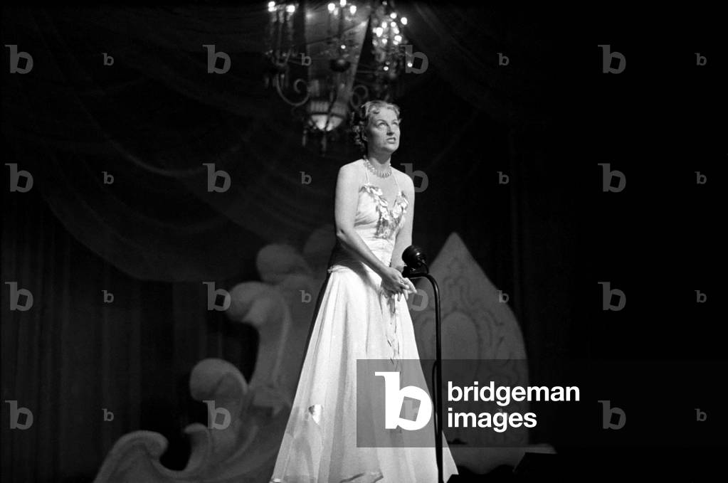 Gracie Fields Performing on Stage circa. January 1938 OL305H