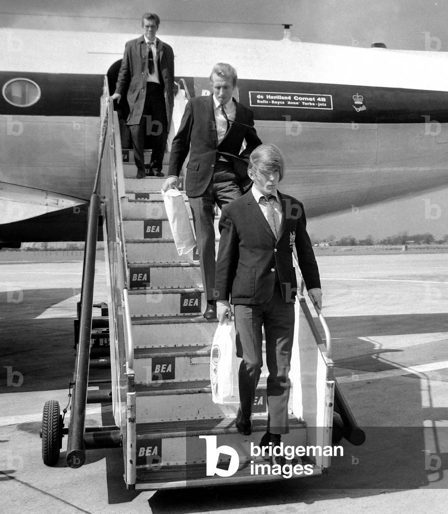Manchester United team back from Milan-John Fitzpatrick and Denis Law leave the plane. April 1969 (photo)