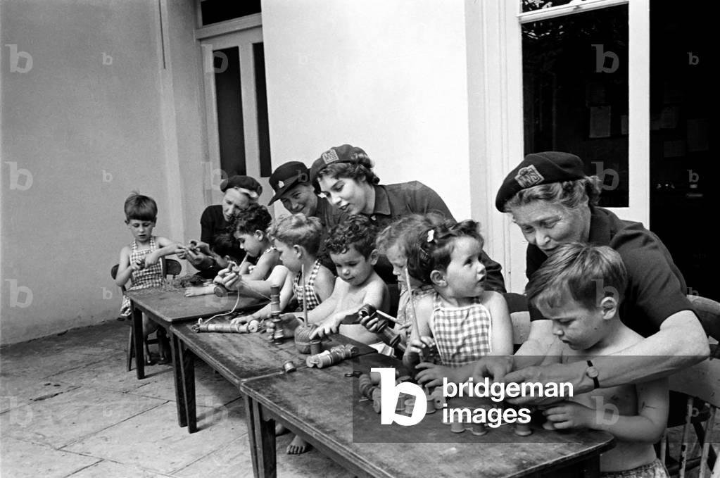Children playing with cotton reels at Hollyshaw Residential Nursery. June 1950 O24480-001