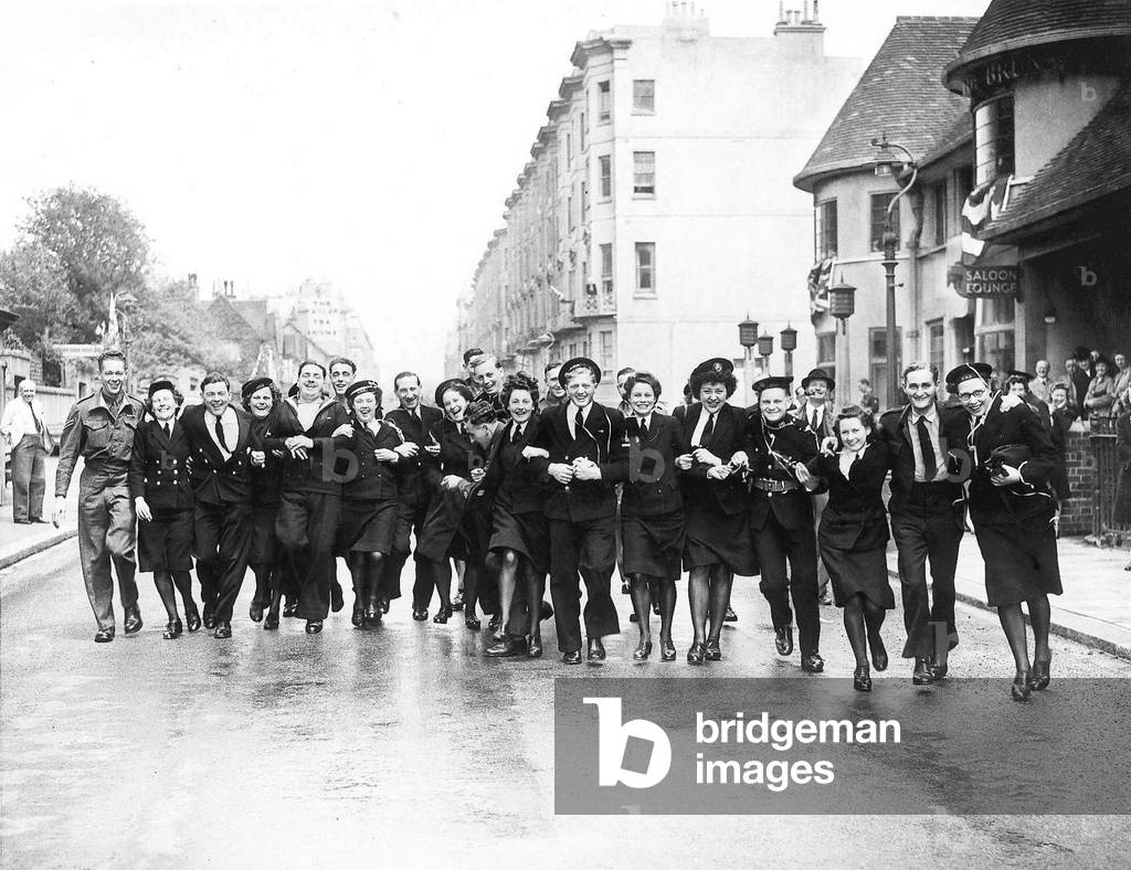 WRENS sailors and soldiers dance in the street in Brighton on VE Day, the end of WW2, 08/05/1945 (b/w photo)