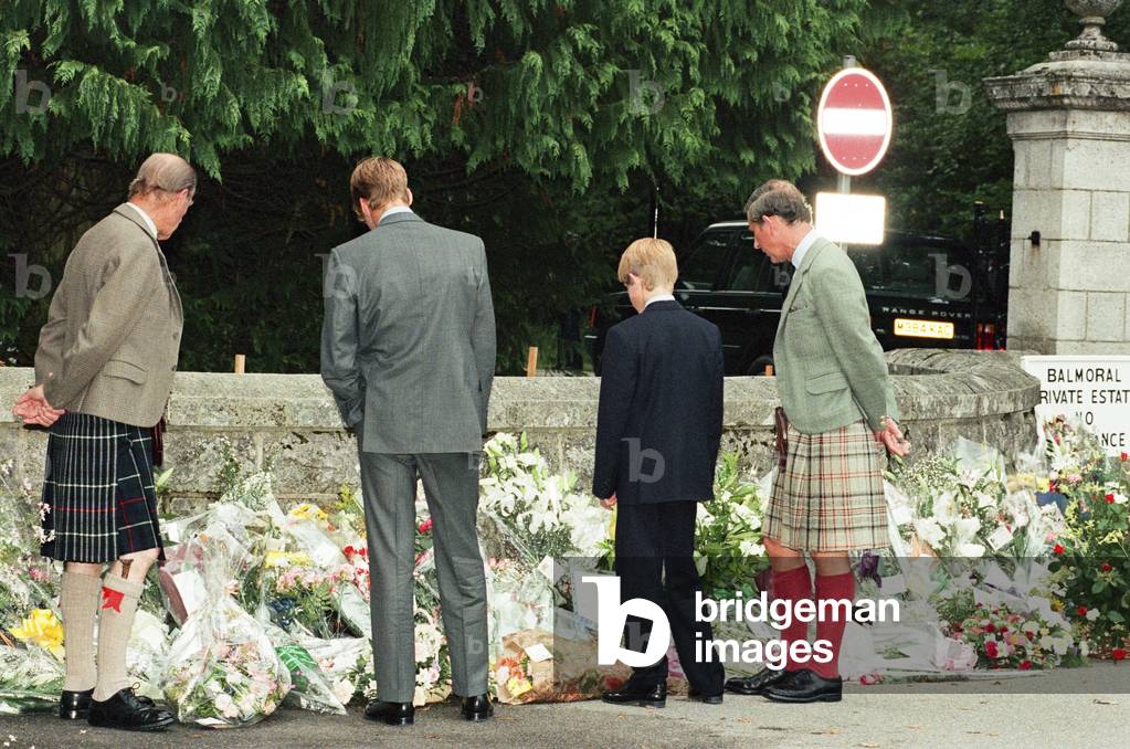 The Royal Family looking at floral tributes left for Princess Diana, Balmoral, September 5, 1997 (photo)
