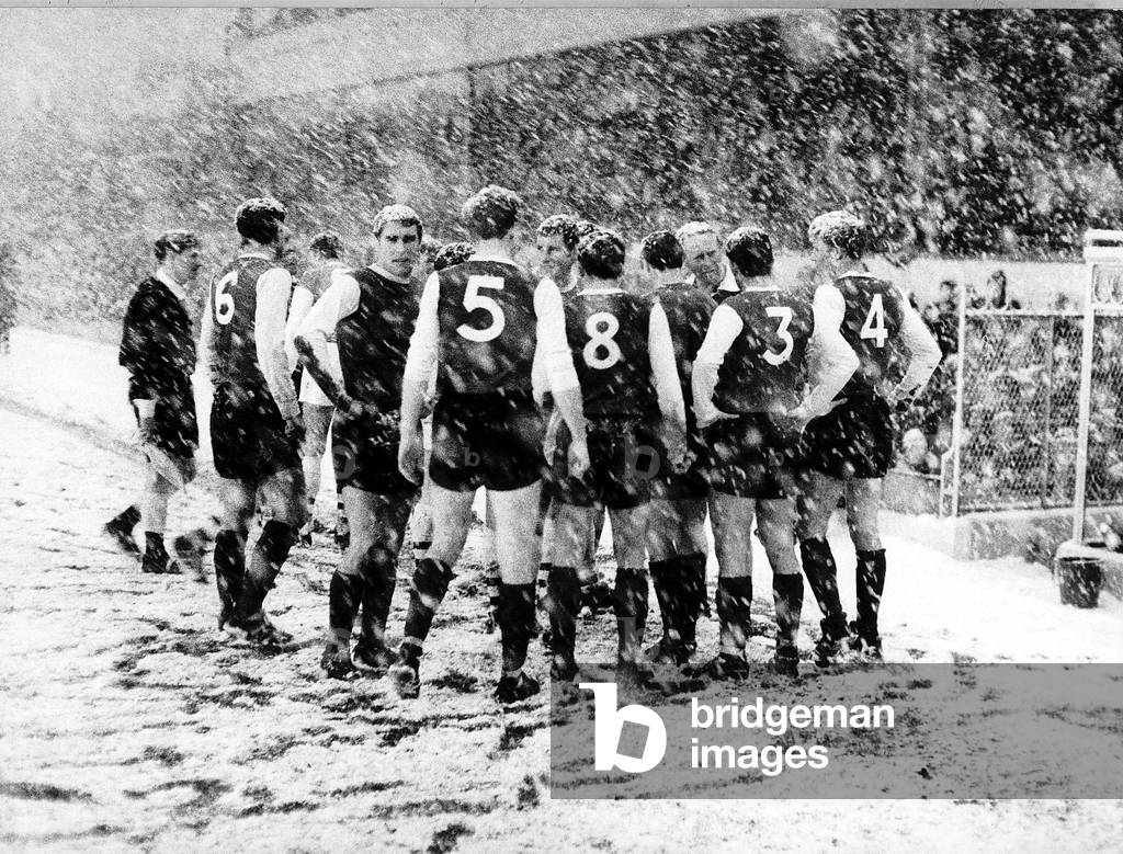 Sheffield Wednesday players gather on the side line at Highbury during their match against Arsenal. The match was abandoned after 47 minutes due to the heavy snow fall December 1967 (photo)