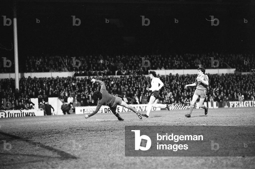 Tottenham Hotspur v Doncaster Rovers league cup quarter final match at White Hart Lane December 1975. Final score:Tottenham Hotspur 7-2 Doncaster Rovers (photo)