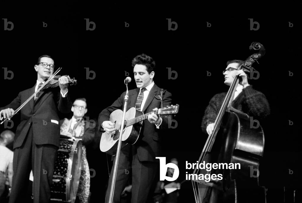 Lonnie Donegan sings 'My Old Man's a Dustman', during rehearsals for the Royal Variety Show. 16th May 1960 (b/w photo)