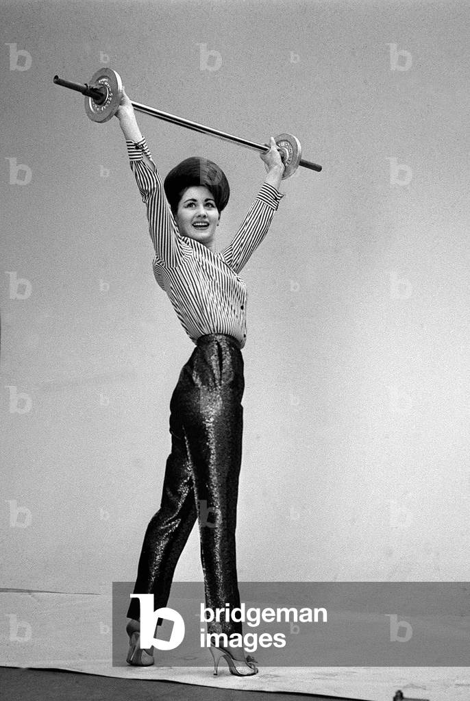 Elizabeth Kent lifting weights, January 1963 (b/w photo)