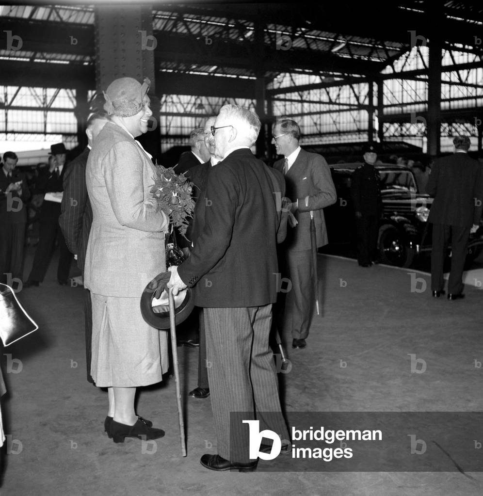 Queen Sarote of the Tongas arrived in London. She has come to see the Coronation. May 1953 D2618