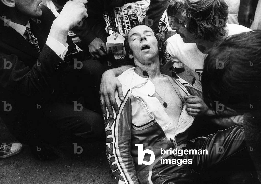 John Williams exhausted after pushing his bike for the last mile in the 1976 TT 500cc Race after running out of fuel
