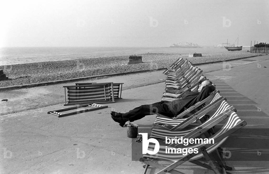 Deck chair tester Ernie Snelling, 26th February 1975 (b/w photo)