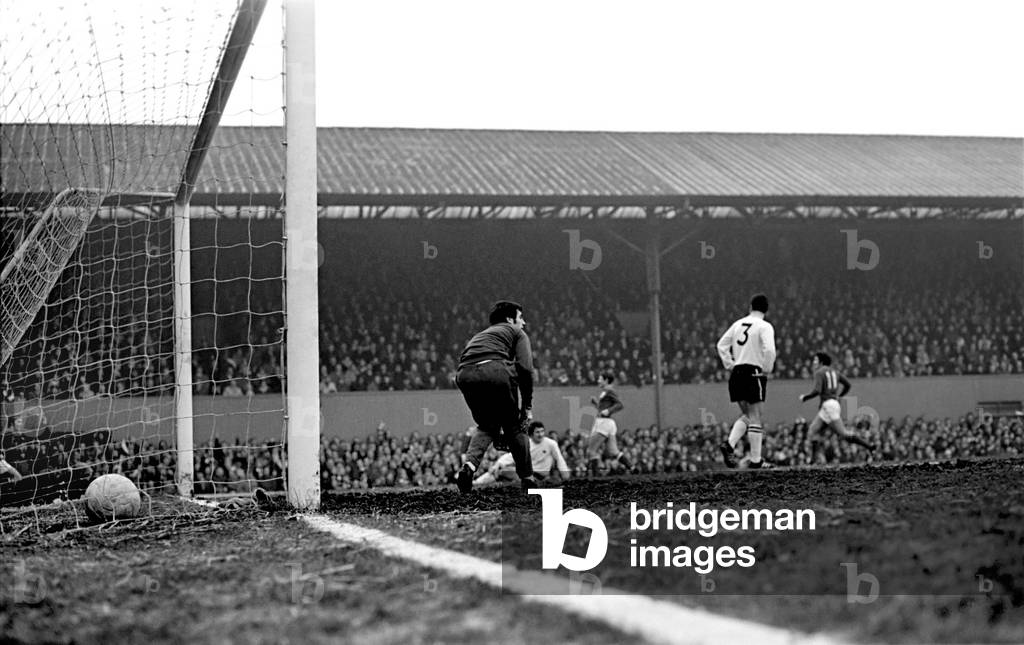 Derby v. Nottingham Forest. Forest second goal scored Lyons. December 1969 (photo)