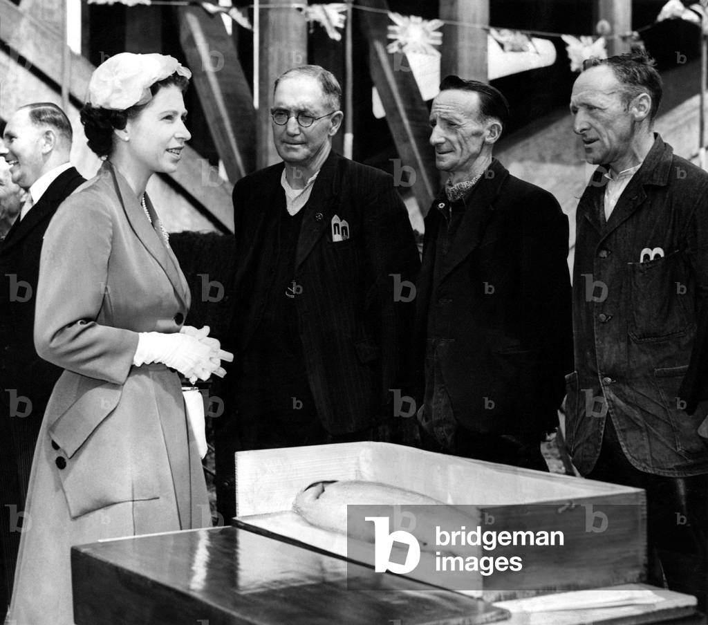 Queen Elizabeth II meeting three local men during a 1956 visit to the North East, 07/07/1956 (b/w photo)