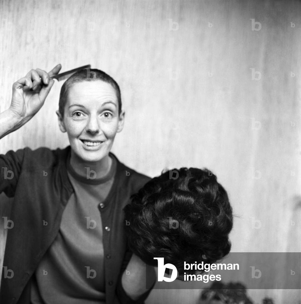 Woman with a bald head, with her wig. November 1969 Z11155-004