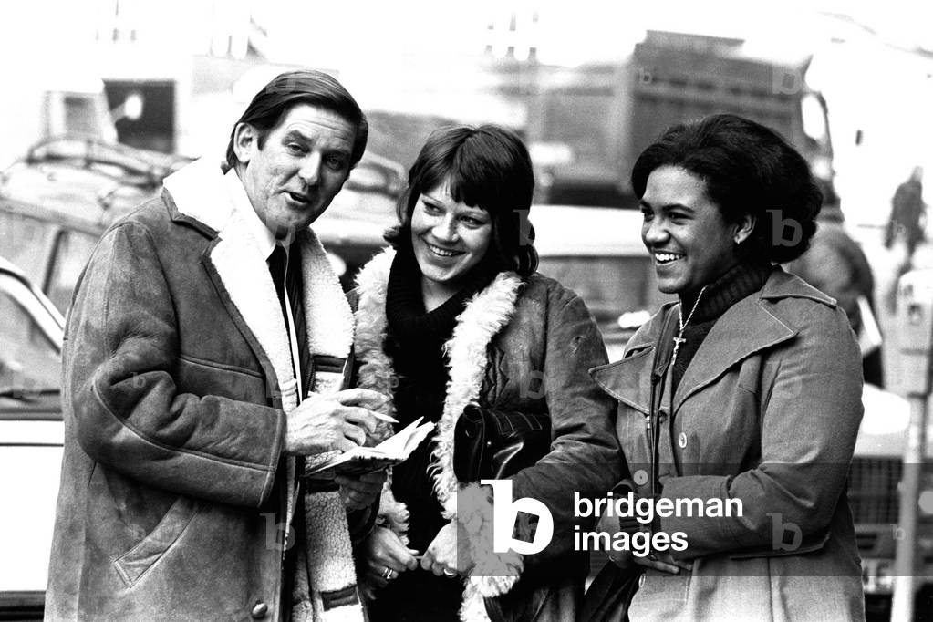 Australian actor Ray Barrett met two of his fans while in Newcastle at the Theatre Royal in the play The Dragon Variation in March, 1971