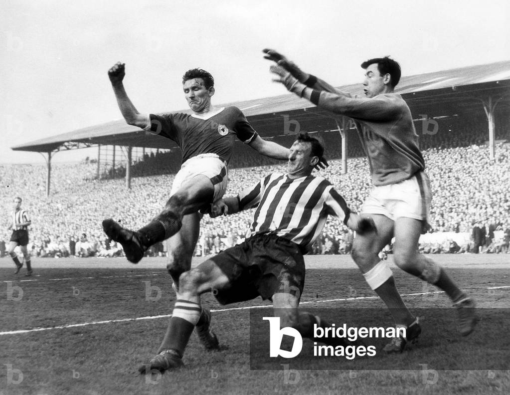 FA Cup Semi Final Leicester city v Sheffield United 1961Gordon Banks goalkeeper with defender Palace stop Appleton of LeicesterMarch 1961 (photo)