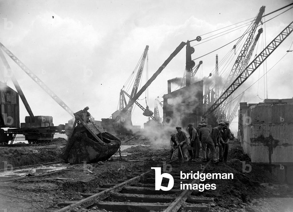 Builders at work on the new extension at Southampton docks, 1932