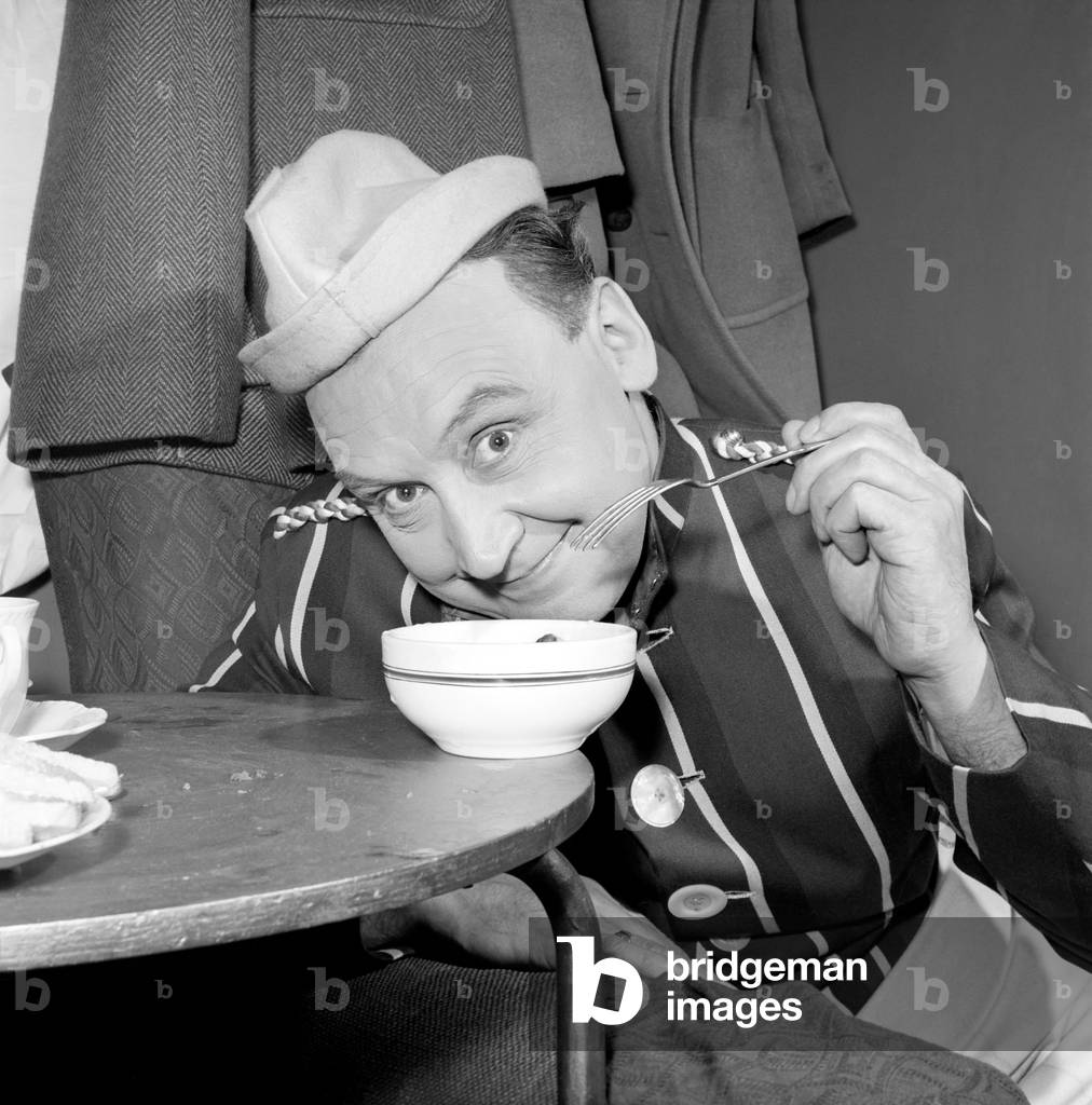 Comic actor Reg Dixon eating Jellied eels, January 1957 (b/w photo)