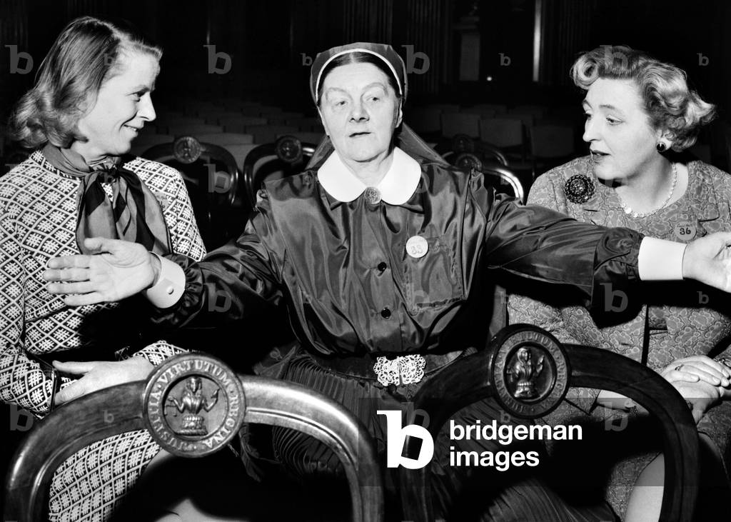 The Lord Mayor, Sir Ian Bowater presented the Binney Memorial Awards for bravery by civilians, at the 'Goldsmiths' Hall in City of London. (left to right) Mrs. Elise Watts, Mrs. Karoline Pummer retired nursing sister explaining 'how she did it', and Mrs. Roste Eagle. December 1969 Z11552-002