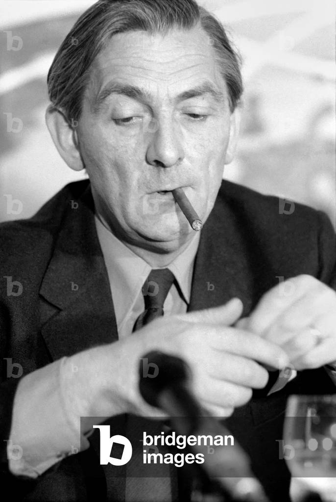 Len Murray General Secretary of the TUC talking on behalf of the anti- European Marketeers at the Waldorf Hotel. Len Murray had a lot of difficulty keeping his cigar alight. June 1975 (b/w photo)