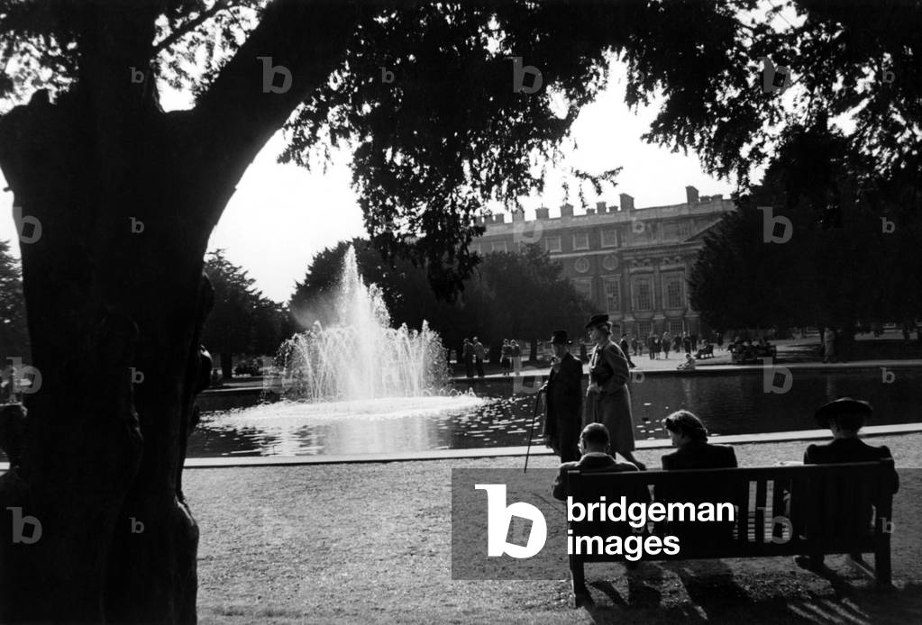 The unexpected at Hampton Court Palace. The great Fountain is operating again for the first time since the war . P000119