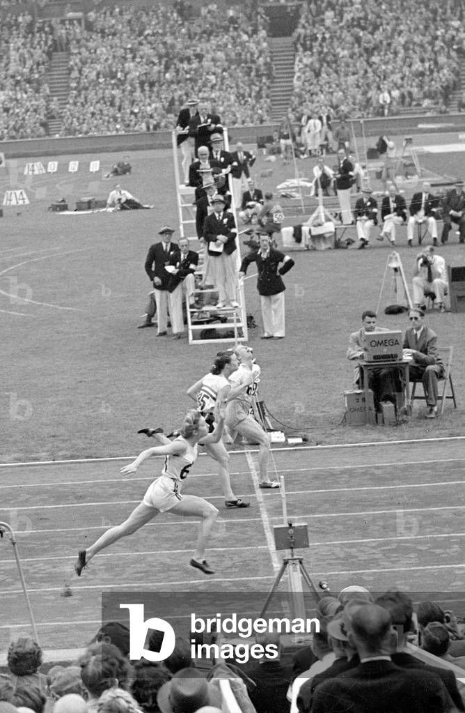 Olympic Games 1948 Finish of the 80 metres hurdles at Wembley Stadium - won by Fanny Blankers Koen from Holland with Maureen Gardner of Great Britain 2nd and Shirley Strickland of Australia 3rd - Fanny Blankers Koen a dutch housewife won four Golds at the London Olympics (100m 200m 80m hurdles and 4x100 relay) Sport Womens Athletics Hurdles Action