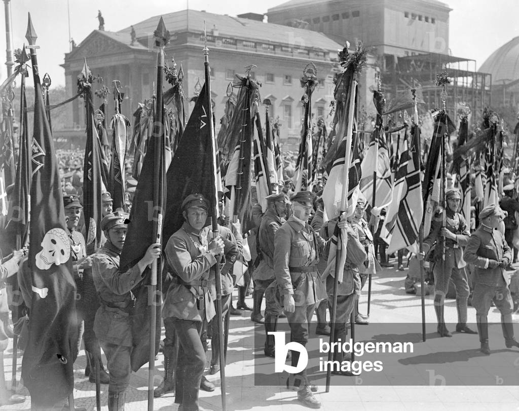 About 80 000 members of the World War One veterans paramilitary group 