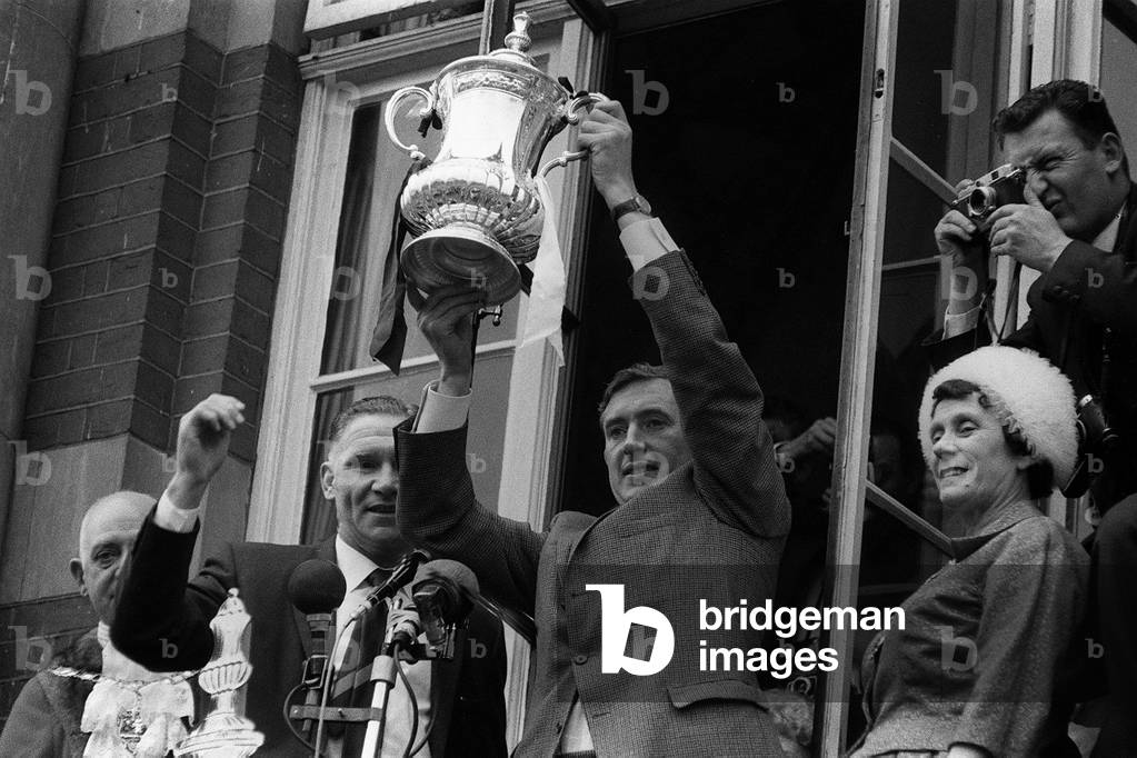 Danny Blanchflower lifts the FA Cup at Town Hall May 1962watched by manager Bill Nicholson after Tottenham had won the FA Cup 1962 at Wembley by beating BurnleyTottenham Hotspur FA Cup Homecoming 1962 (photo)